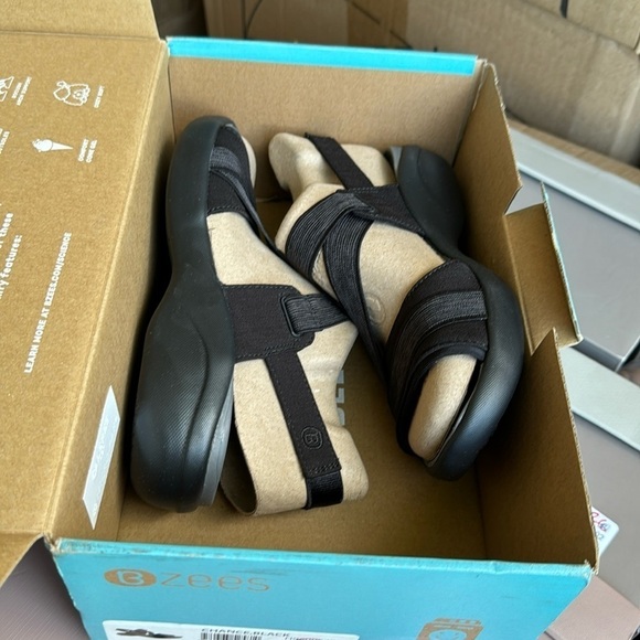 BZEES Chance Washable Strappy Sandals - Picture 2 of 7